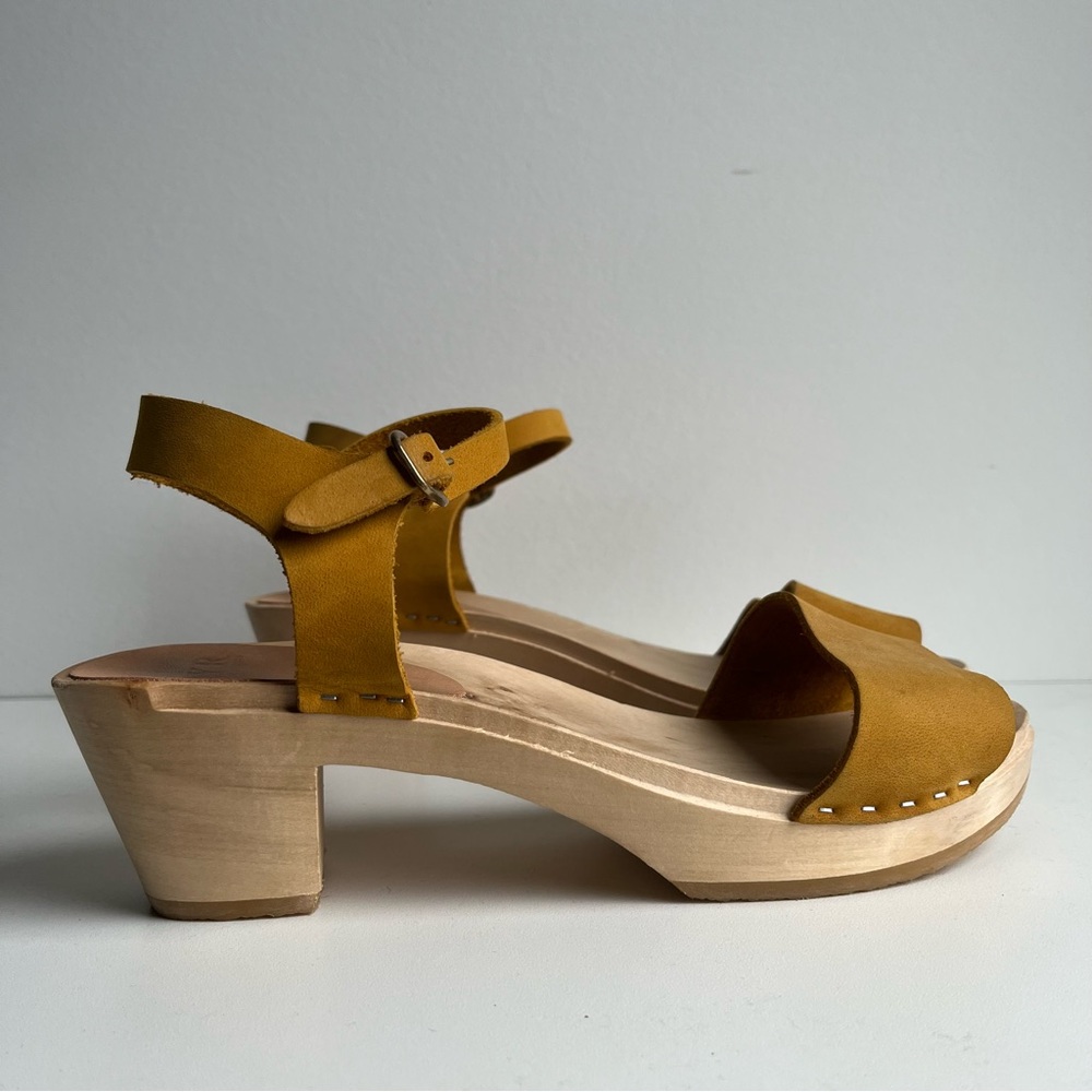 Bryr Rachel Mustard Suede Clog Sandals 8